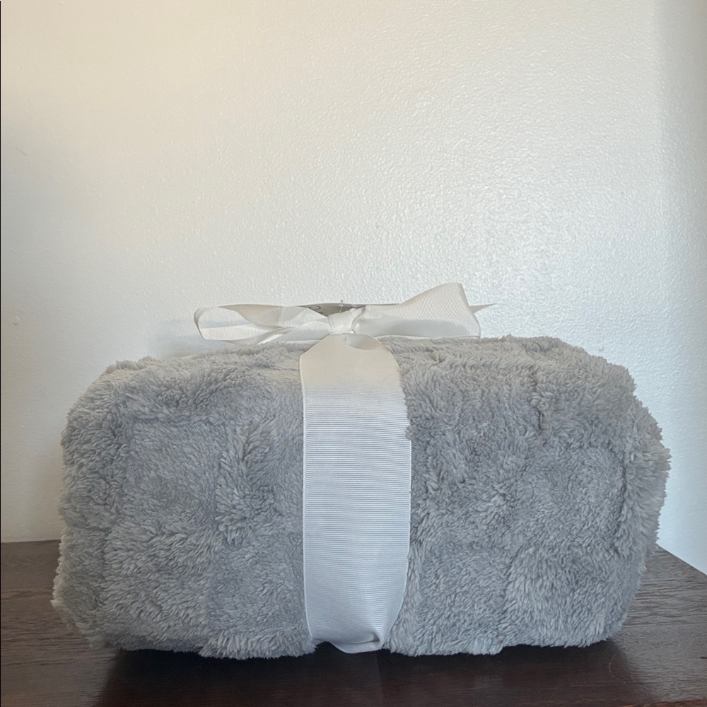 NWT- Luxurious Super Soft- Gray Embossed Checkerboard Oversized Blanket 76x86 - Picture 14 of 17